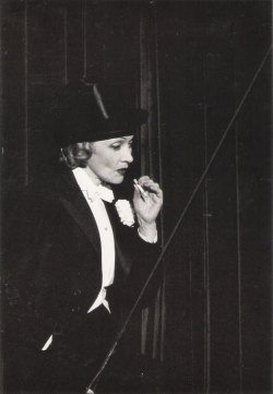 billyjane:  Dietrich in NY,1959 by Henri Dauman via postalesporinternet   Aaaa&hellip; chcę umrzeć ;(