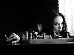 Ich werde jetzt Schach spielen mit einer schönen jungen Dame, die dieser gar nicht Mal so unähnlich sieht. Naja, ein bisschen ähnlich sieht.