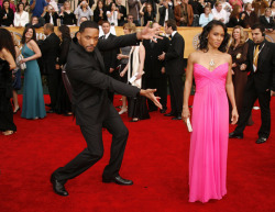 peachjars:  briahere:  collegefailure:  via nooitsjustasian:  Zac Efron lets Vanessa walk first so people know how amazing she is. Will Smith does THIS.    
