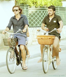 patosthighs:  OMG HAHAHAHA idk  look at Gattuso’s bike look at that basket in front of it 