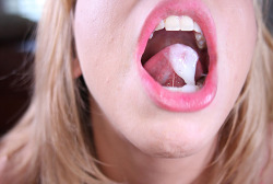 girlswhoswallow:  lick it up, lick it down