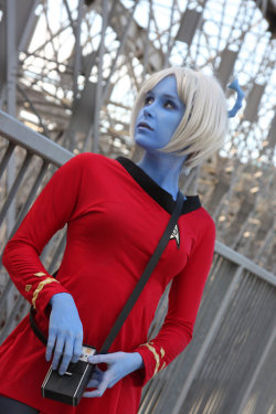 fuckyeah-nerdery:  socialdullard:  omgcomicgirls:  Star Trek Cosplay  A sexy Andorian? Who knew it was possible!  Any woman in a TOS-era miniskirt is sexy by default. 