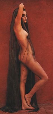 thenakedcollegestudent:  Dat hair     Tina Aumont