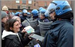 ze-violet:  Milano,oggi: ricercatori precari offrono libri agli agenti. 