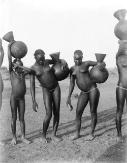 heracliteanfire:  Women carrying calabashes. (Réunion des musées nationaux) 