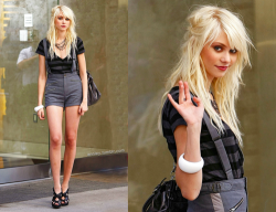 Why Can&Amp;Rsquo;T My Hair Be Messypretty Like Miss Momsen&Amp;Rsquo;S Over Here?