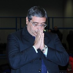  L'ex governatore della Sicilia è stato condannato a sette anni di reclusione per favoreggiamento aggravato a Cosa nostra.  Cuffaro prega in chiesa prima della sentenza