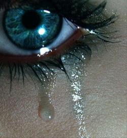 lágrimas não doem , o que dói é o motivo que as fazem cair . 