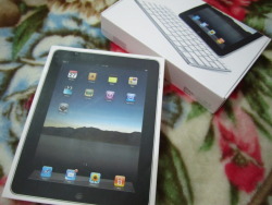 ilivelaughreblog:  For Christmas, my friend bought me an Apple 64gb Wi-Fi only iPad (I got her an iPhone and 跌 worth of iTunes gift cards, so that’s why she bought me such an expensive gift.) The thing is, my parents bought an Apple 64gb Wi-Fi with