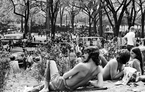 neobarbarians:  Sometimes I can identify with the hippy movement of the late 60’s & early 70’s.  Here are some of my favorite hippy photos. 