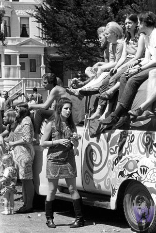 neobarbarians:  Sometimes I can identify with the hippy movement of the late 60’s & early 70’s.  Here are some of my favorite hippy photos. 