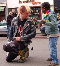 caughtinthegrey:  sidvintage:  motherfuckin-pajamas:  deadkennedysandattractivemen:  A punk stops during a gay pride parade to allow a mesmerized child to touch his jacket spikes.  I lost control about reblogging this picture.   and this is the perfect