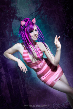 pocketfulofgeek:  rocketminx:   cosplayblog:  Cheshire cat from Lewis Carroll’s Alice  Meow!   Nice pussy.