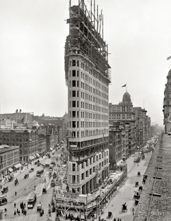 fuckyeahvintage-retro:New York, 1902 – The Flatiron Building under construction (via)