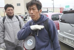 smileatpretty-ness:  adriani-a:  toliveanddieinlondon:  This is Hideaki Akaiwa. When the Tsunami hit his home town of Ishinomaki, Hideaki was at work. Realising his wife was trapped in their home, he ignored the advice of professionals, who told him to