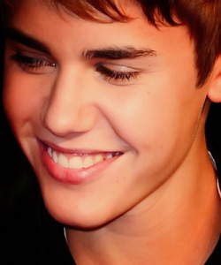 ibieberclass:  REBLOG IF YOU LOVE THE WAY HE SMILES..♥   hes