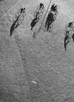 arsvitaest:  &ldquo;Paris sans quitter ma fenêtre (Les Cyclistes)” Author: Lucien Hervé (French, born in Hungary, 1910-2007)Date: 1948Medium: Gelatin silver print Thanks to yama-bato [more Lucien Hervé] Source: www.museum.hu 