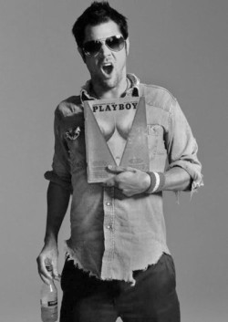 ghost-of-fashion:  Johnny Knoxville..   yummm..