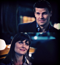 hellyeahbones:  emptyhanded85:  Bones - 6x18 - The Truth in the Myth Someone’s in loooooove…   THESE TWO! I CAN’T 