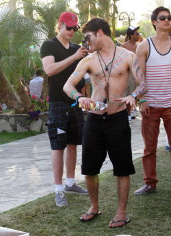homemadedarkmark:  siriuslyaud:  cracktastic:  popeater:  Photos Tumblr Needs: Glee at Coachella. Chord Overstreet taking a picture of Darren Criss’ painted back. Credit: Fame Pictures  photos tumblr needs &lt;- most accurate caption everYou can totally