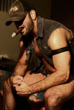 cigarbeards:  hot cigar pig MsclKink 