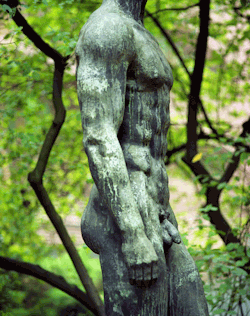 100artistsbook:  Sculpture torso in Dussledorf