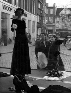 coolchicksfromhistory:  Two women window shopping in Heerlen, The Netherlands, 1949. 