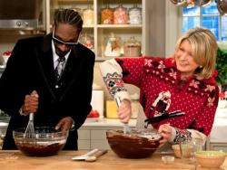 dadtown:  geenmachine:  catbountry:  thegoodsonisbad:  mno00:  thegoodsonisbad:  just  i just  i really just want to bake with snoop not even weed brownies or anything i just want to fucking make baked goods with snoop really badly  Me too.  Look at that