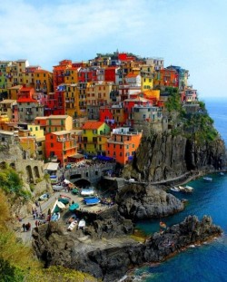 tarazalrayhan:  ayamai:  Colorful Houses  Village of Manarola, Cinque Terre, Liguria /Italy. Italian Riviera.
