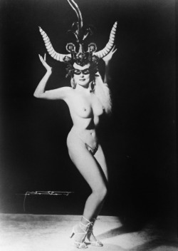 vintagegal:  Darlene 1940’s burlesque dancer