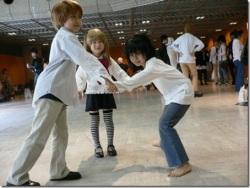 ciel-kyoukino:  SO, cosplay picture of the day :D  THEY’RE SO CUTE, I LOVE IT WHEN LITTLE KIDS COSPLAY LIKE THIS. [Light, L and Misa from Death Note] 