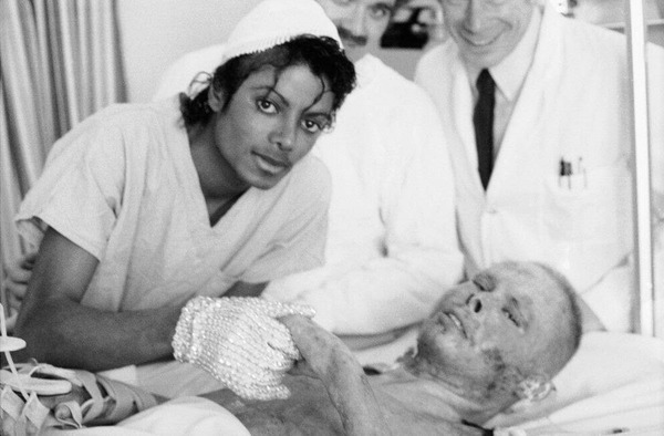 prince-paris-blanket:  Michael Jackson  February 1984- Michael Jackson while recovering