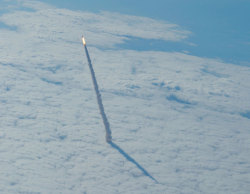 inothernews:PLUME COUNTY  If you looked out the window of an airplane at just the right place and time last week, you could have seen something very unusual — the space shuttle Endeavour launching to orbit. Images of the rising shuttle and its plume