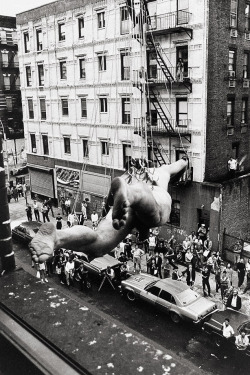 Street suspension performance by Stelarc, shot by Nina Kuo, NY 1984
