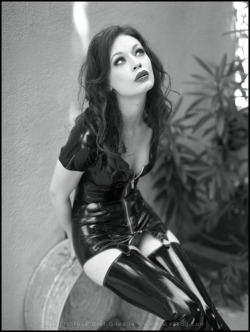 stevedietgoedde:  Justine Joli, Los Angeles 2006 - An outtake from our first shoot together back in 2006.  This shoot is more known for this classic shot.  Justine wears Syren Latex and was photographed with the Mamiya 645.  