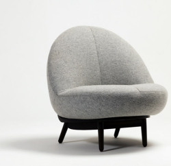 micasaessucasa:  From Bora Kim, upholstered chairs with oversized cushions. “Ja-mi-rang” means to fall asleep in Korean, apropos for the cushions’ mattress-like qualities.  