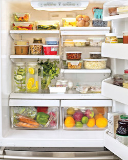 transparentlybeautiful:  bottleofglitter:  iwillbestickthin:  A refrigerator filled with healthy food.  fridge envy  Major fridge envy. 