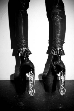 theblackmarilyn:  This takes the cake!!! Lady Gaga’s penis boots on American Idol. These boots are 񙀐.00 wow!! 