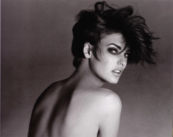 extraloveable:  theghay:  Linda Evangelista, I’m guessing by Kevyn Aucoin. Photo by Scavullo, 1990  Stunning.  
