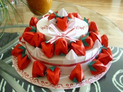 deviantart:  origami strawberry cake by ~pandasnacks 