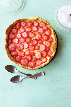 soooyummy:  Cheesecake with strawberries