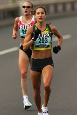 novarenata:  Workout motivator of the day—the sweet-smiling, lean and strong Kara Goucher (American long-distance runner). She practically runs at a sub 3min/km pace, which is like, faaaaaast! 
