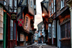 dumbledoreisabamf:  enchantedengland:     “The Shambles” reputed by some to be the “best preserved medieval street in Europe” lies within York, a walled city in county North Yorkshire, northwest England. This magical Dickensian street dates
