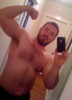 bigsexymen:  superbears:  EAT YOU!   very nice body shape and fur texture.  overall A .  looks like great hands too ♥ (that felt like Anna Wintour… does that mean i’m more admiring of him than attracted?  I doubt kunt* Anna wants to fuck the