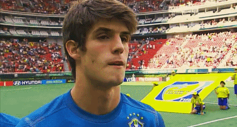 O nome desse menino é Lucas Piazon, tem 17 anos, é de São Paulo e joga na seleção
