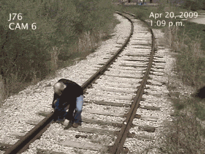 Escalofriantes imágenes de un hombre siendo golpeado por un tren.