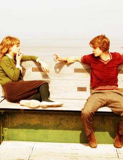 devincastro:  Carey Mulligan and Andrew Garfield on the set of Never Let Me Go (2010). 