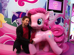 vriska-circuit:  serenichi:  SETH GREEN IS A BRONIE!!! This is way too exciting.  IS HE REALLY  OH SHIT  