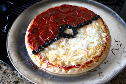 damnthatswhack:  Pokeball Pizza (by emilyouu) 