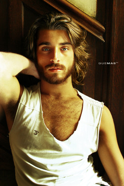 hot4hairy:  http://hot4hairy.tumblr.com  Enticing.